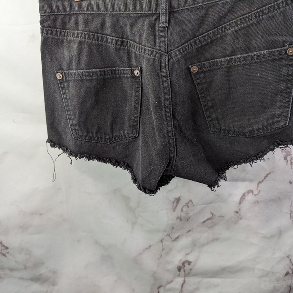 Free People Shorts Women 26 Black Denim Mid Rise Cut Off Shortie Frayed - Picture 8 of 9